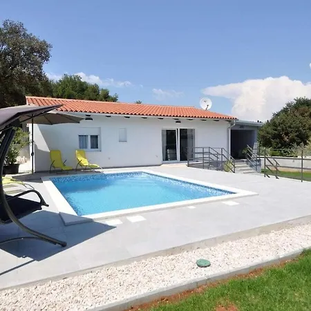 Willa In With Swimming Pool Pula