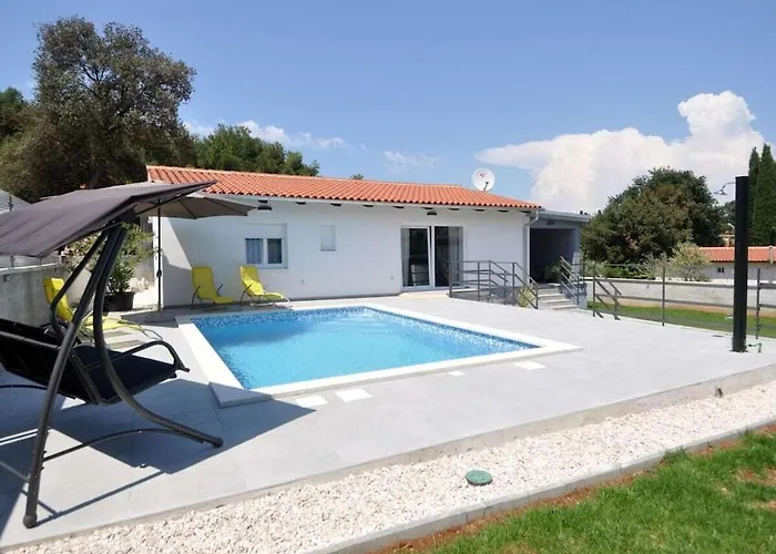 Villa In With Swimming Pool Pula